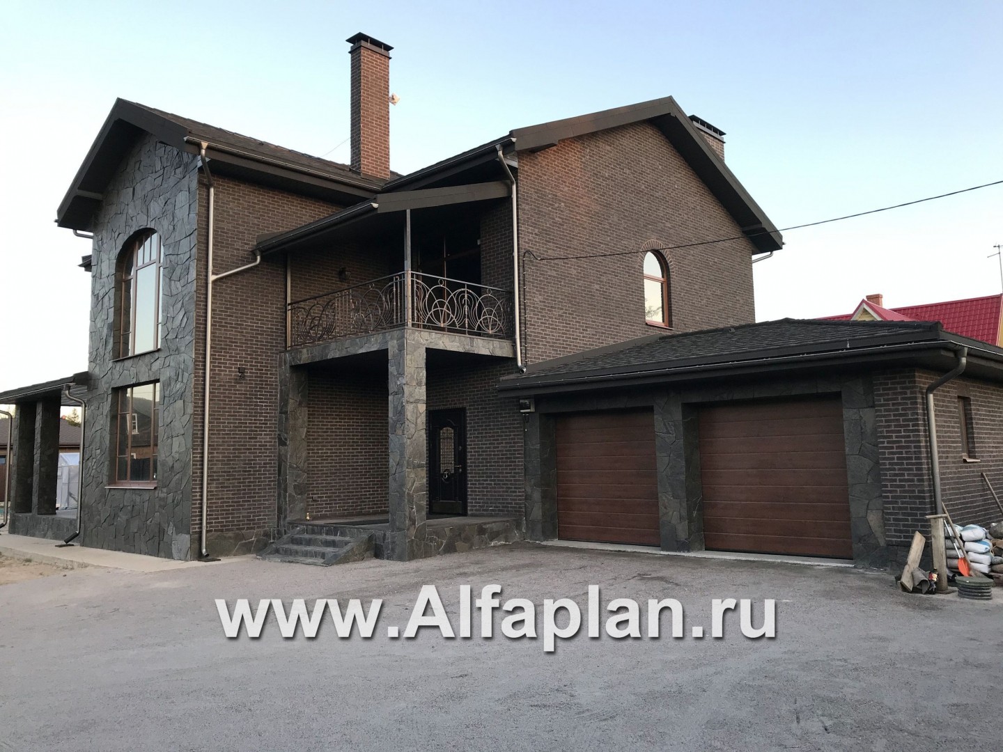 Проекты домов Альфаплан - «Голицын»- коттедж с двусветной гостиной и гаражом на два автомобиля - дополнительное изображение №1